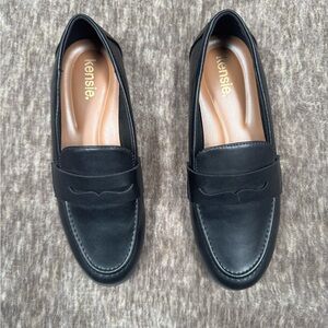 Kensie Black Slip-On Penny Loafers with Tan Insole
